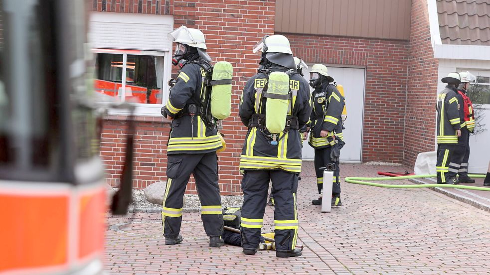 Aus bislang ungeklärter Ursache breitete sich das Feuer von der Werkbank bis zum Dachstuhl aus. Foto: Hock