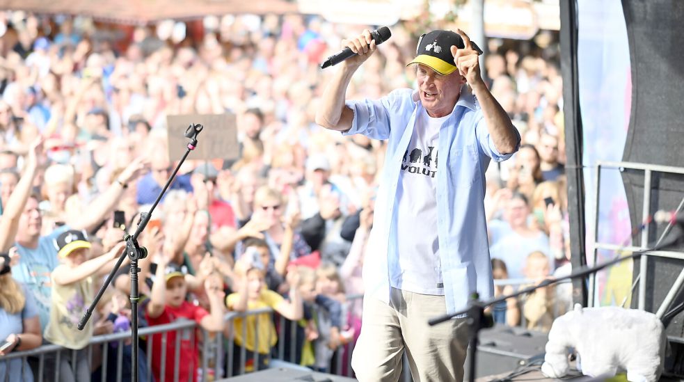 Otto feierte mit Hunderten Fans auf dem Emder Rathausplatz den 50. Geburtstag seiner Ottifanten. Foto: DPA