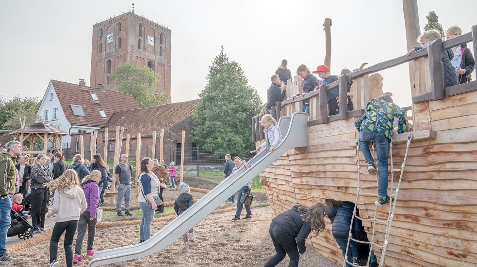 Ein mehr als elf Meter langes hölzernes Spielschiff in Koggenform ist die Hauptattraktion des neuen Spiel- und Erlebnispunkts in Marienhafe. Foto: Folkert Bents