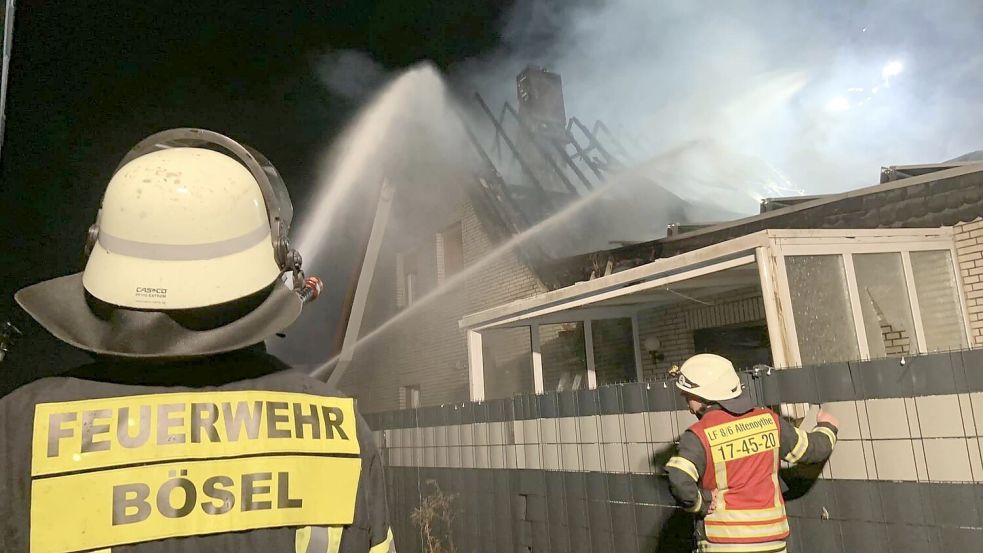 Ein Einfamilienhaus in Friesoythe ist nach einem Vollbrand unbewohnbar – der Sachschaden beläuft sich auf circa 400.000 Euro. Foto: Feuerwehr Bösel
