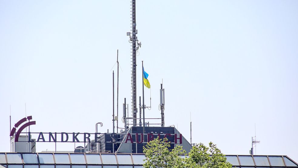 Auf dem Auricher Kreisgebäude stehen bereits Mobilfunkantennen. Foto: Romuald Banik