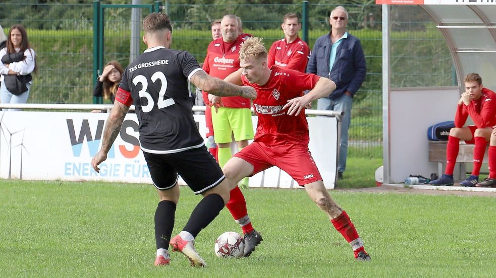 Alles unter Kontrolle hatte der TuS Westerende (rote Trikots) im vorgezogenen Heimspiel gegen TuS Großheide. Die Heimelf revanchierte sich nicht nur für das 1:5 im Hinspiel und siegte glatt mit 3:0, sondern verdrängte auch Eintracht Ihlow von der Tabellenspitze. Foto: Wilfried Gronewold