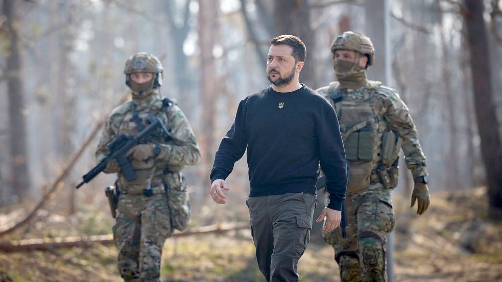 Wolodymyr Selenskyj (m.) ist überzeugt von dem Ziel, alle von Russland annektierten Gebiete zurückzuerobern. Dafür bräuchte er ungebrochene Unterstützung aus den USA und Europa. Foto: dpa/Planet Pix Pool via ZUMA Press Wire