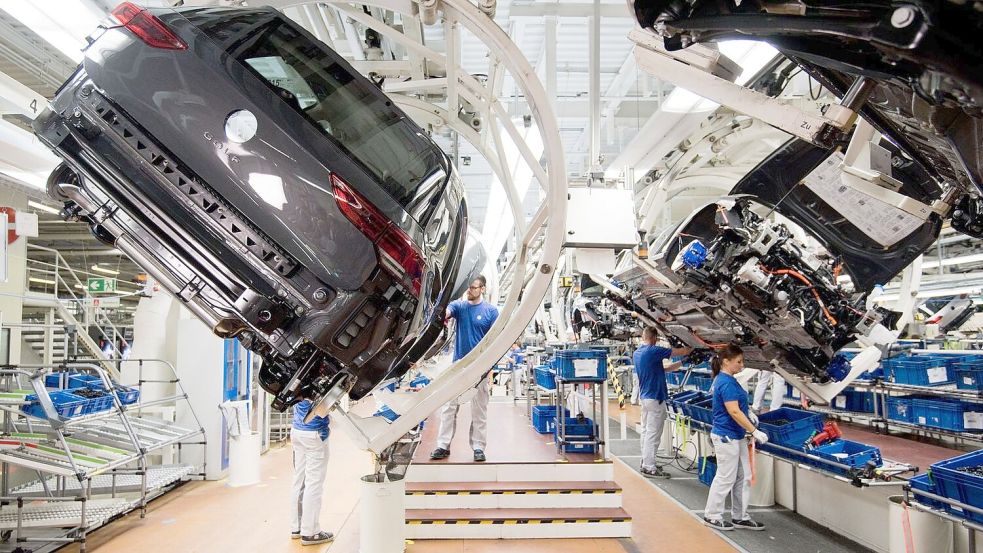 Es steht nicht gut um die deutsch Wirtschaft. Einstige Zugpferde wie die Autoindustrie geraten immer mehr auf den absteigenden Ast. Was muss getan werden, um die Misere zu beenden? Foto: Julian Stratenschulte/dpa