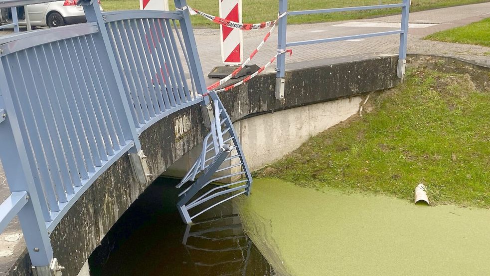 Ein Teil des Brückengeländers hängt knapp über der Wasseroberfläche. Foto: Holger Janssen