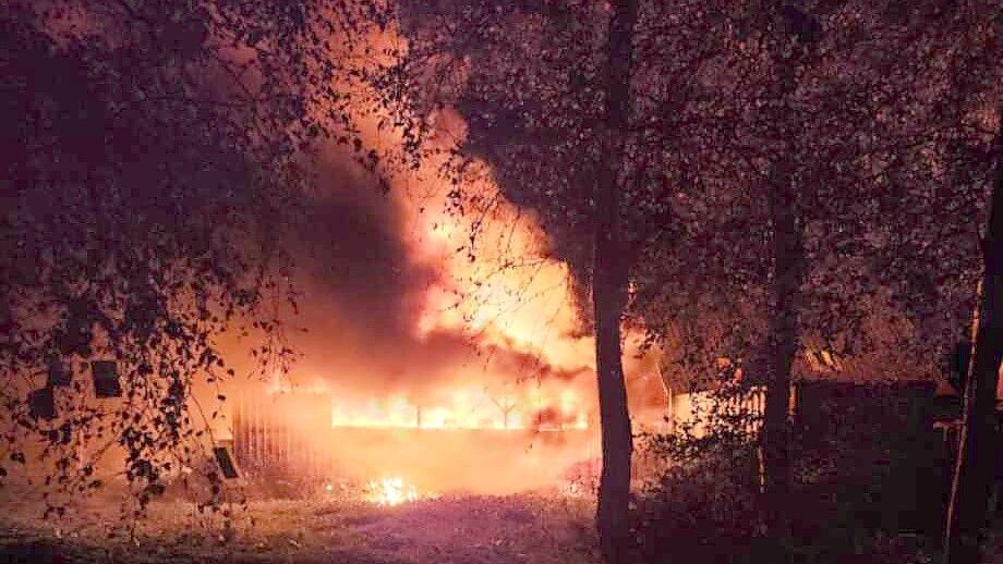 Teile des Gebäudes am Moorweg in Victorbur brannten lichterloh. Foto: privat