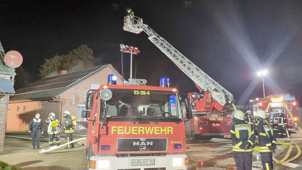 Unter anderem rückte auch die Drehleiter aus Aurich an. Foto: Feuerwehr