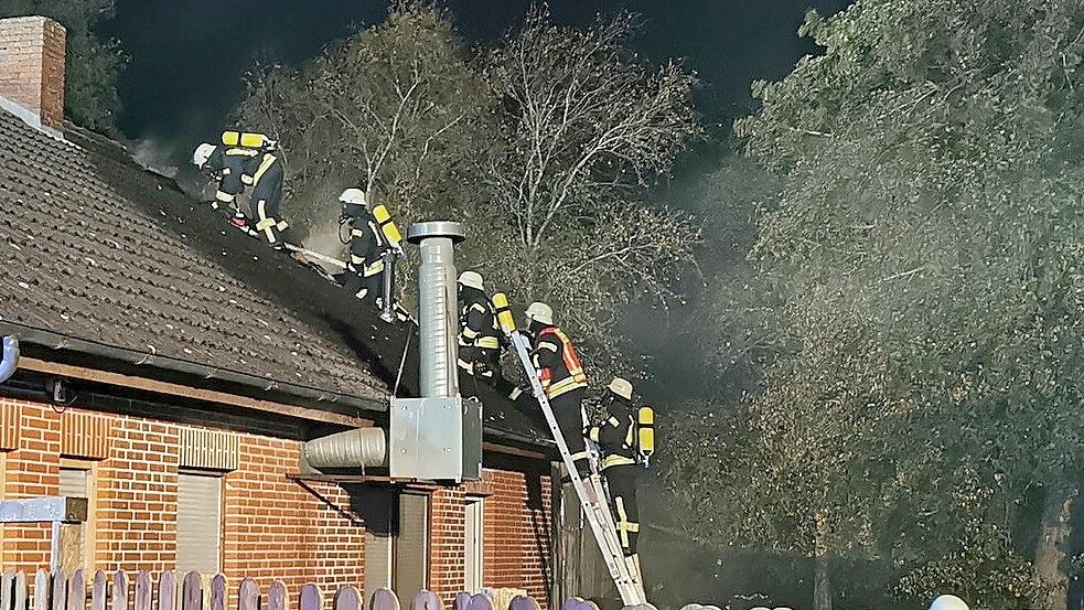 Mehrere Trupps gingen unter Atemschutz vor. Foto: Feuerwehr