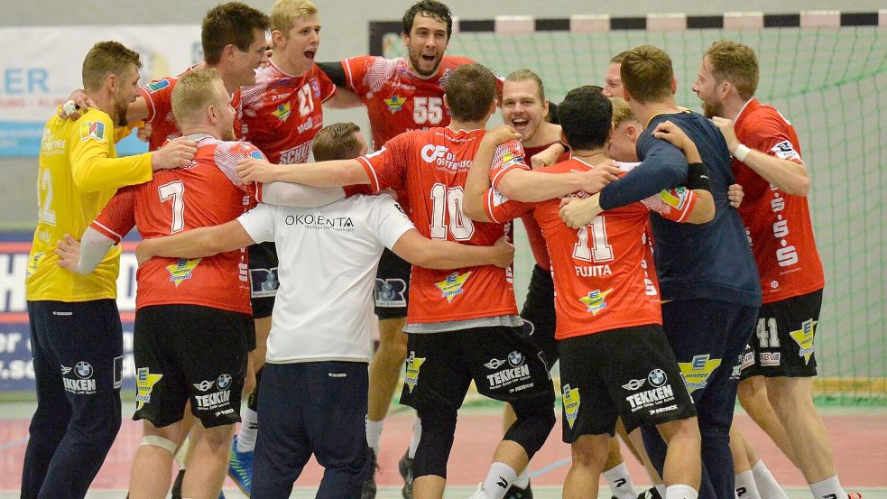 Wenn es nach den Wünschen der Trainer, Spieler und Fans geht, dann sollte der OHV Aurich am Sonntag in der Sparkassen-Arena den dritten Saisonsieg gegen HLZ Ahlener SG einfahren und feiern. Foto: Bernd Wolfenberg