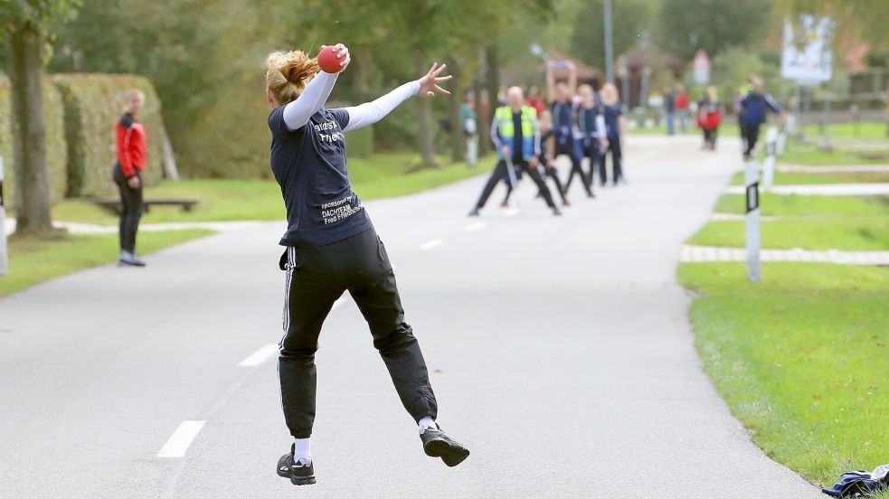 Die Dietrichsfelderinnen, hier mit Hilke Collmann beim Abwurf, gastieren beim Aufsteiger Stedesdorf. Für die Gäste unbekanntes Terrain.