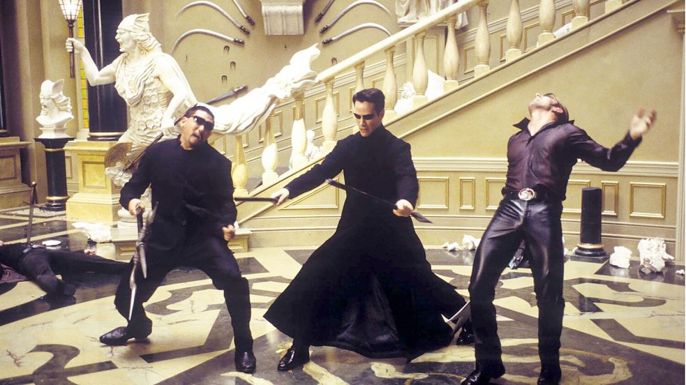 Kinoheld im Bratenrock: Keanu Reeves in „Matrix Reloaded“. Foto: imago images / United Archives