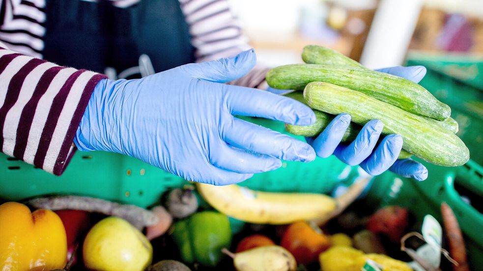 Tafeln in Deutschland verteilen Lebensmittel an Bedürftige. Im ländlichen Raum gehen den ehrenamtlichen Einrichtungen aber zunehmend die Lebensmittel aus. Foto: Hauke-Christian Dittrich/dpa