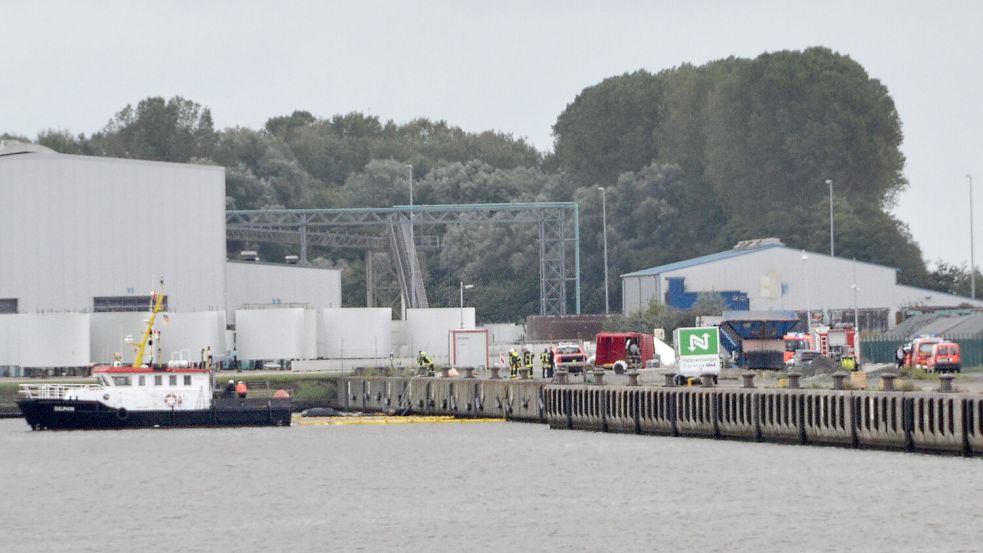 An dieser Stelle vor dem Emder Südkai, nahe der Betonteilefabrik, ist das Binnenschiff gesunken. Rettungskräfte waren am Mittag noch im Einsatz. Foto: Aiko Recke