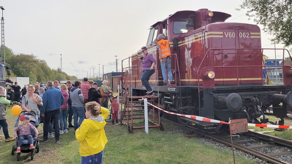 Am Wochenende feierte die Museumsbahn Küstenbahn Ostfriesland ein Rettungsfest. Es geht um den Erhalt der Strecke nach Dornum. Foto: Rebecca Kresse