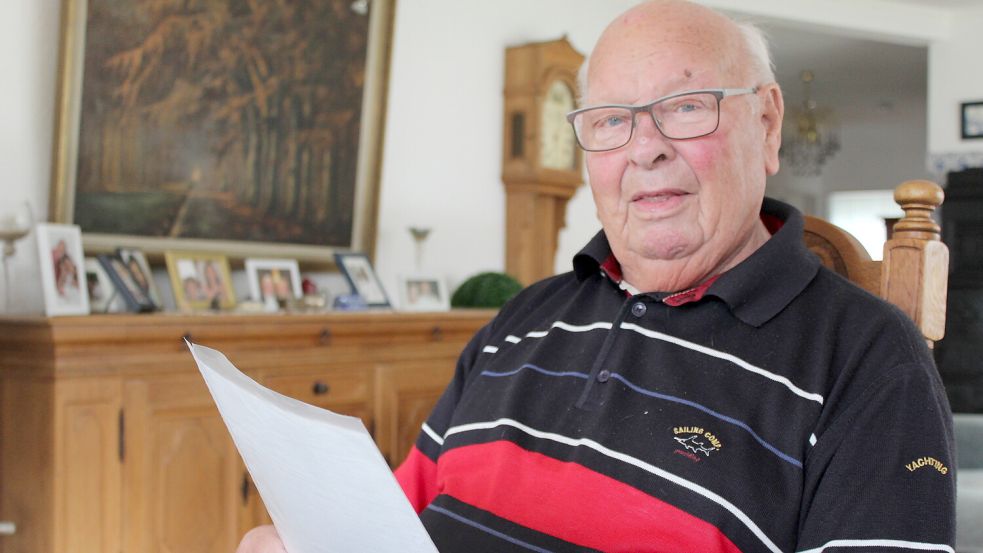 Der 92-jährige Weert Gerdes blickt auf ein bewegtes Leben zurück. Er hat viel von der Welt gesehen und es zu Wohlstand gebracht. Sein Start ins Berufsleben begann jedoch mit einigen Schwierigkeiten. Foto: Wolf-Rüdiger Saathoff