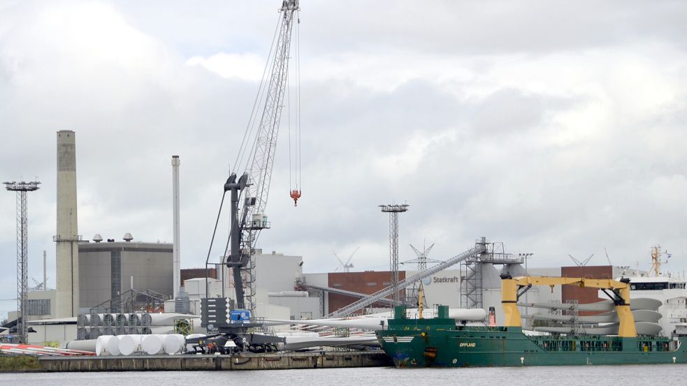 Symbol für die wirtschaftliche Bedeutung der Energiewende: Umschlag von Windrädern am Nordkai im Emder Hafen. Im Hintergrund das Emder Kraftwerk.Foto: Aiko Recke