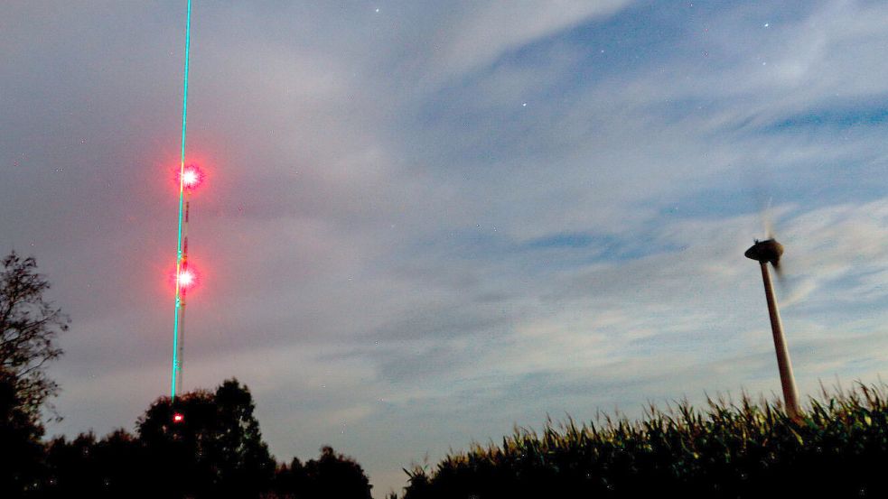 Deutlich sichtbar ist der grüne Laserstrahl, der parallel zum Windmessmast senkrecht in den Himmel über Georgsfeld ragt. Foto: Romuald Banik