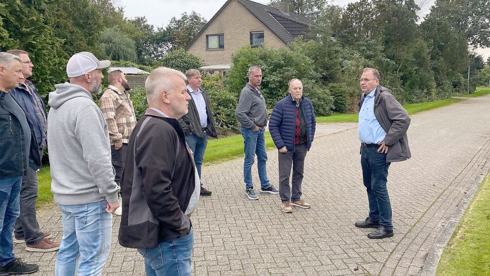 Mitglieder des Bauausschusses trafen sich am Donnerstag im Fichtenweg in Uthwerdum. Foto: Holger Janssen