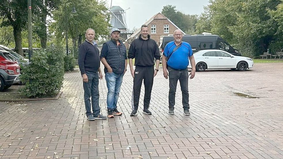 Jann Wunder (von links), Johannes Hogelücht, Mario Toben und Günter Zart von der Fraktion BWG/CDU verlangen Informationen zum Leezdorfer Dorfplatz. Foto: privat