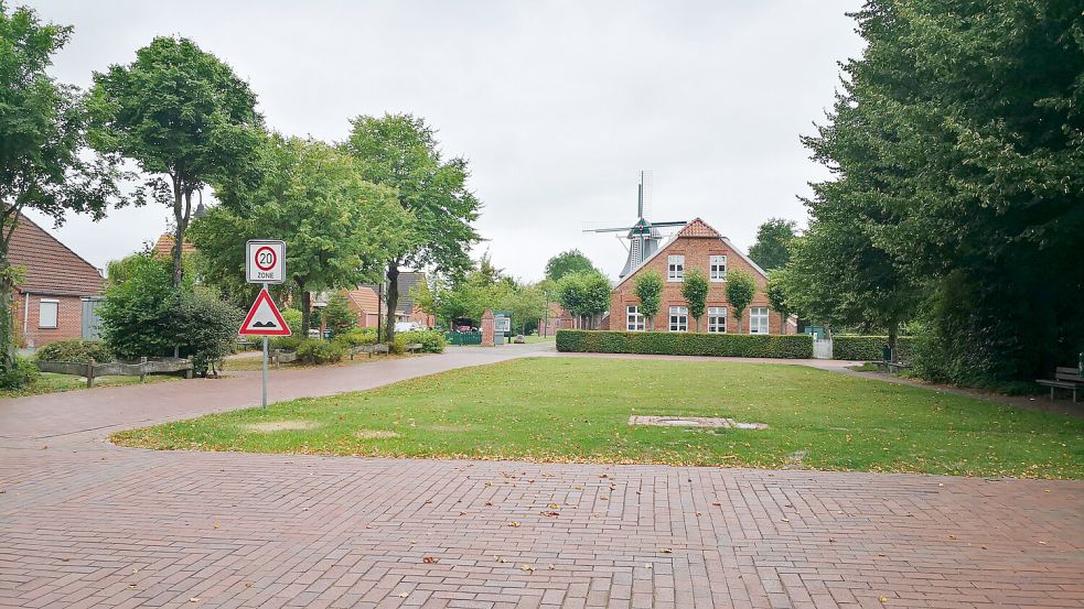 Auf der Grünfläche sollen laut der Planung von vor einem Jahr einige Sitznischen mit Bänken und Bäumen geschaffen werden. Zudem soll die Fläche an der Mühlenseite etwas verkleinert werden, um einige neue Parkplätze zu schaffen. Foto: Karin Böhmer