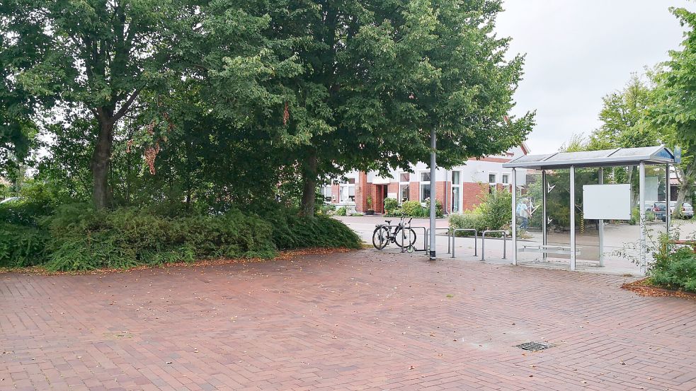 In dieser Ecke soll es künftig eine kleine überdachte Bühne geben. Busse mit Mühlen-Besuchern sollen die Fahrgäste künftig an der Bushaltestelle an der Straße herauslassen. Das Foto stammt aus dem August 2022, als es um den Antrag für die Umgestaltung ging. Foto: Karin Böhmer