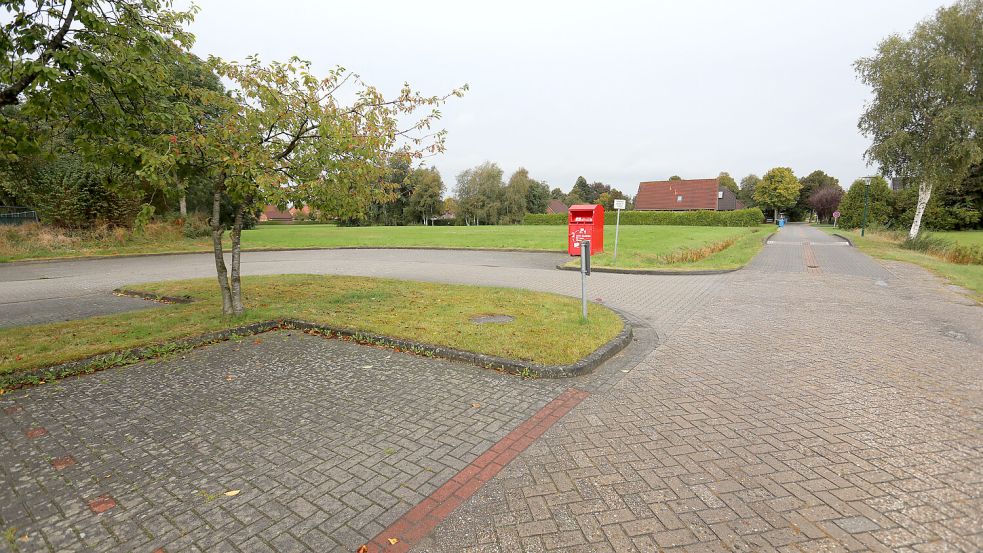 Hinter der letzten Einfahrt zum Parkplatz am Bürgerhaus sollen Wohnmobilstellplätze gebaut werden. Foto: Romuald Banik