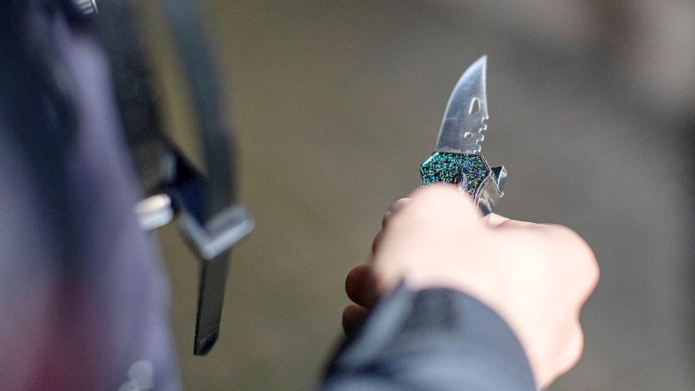 Ein Polizist hält nach einer Razzia gegen Clankriminalität im Dezember 2019 in Wuppertal ein sichergestelltes Messer in der Hand. Gewalt spielt innerhalb dieser kriminellen Strukturen auch in unserer Region eine Rolle. Foto: DPA