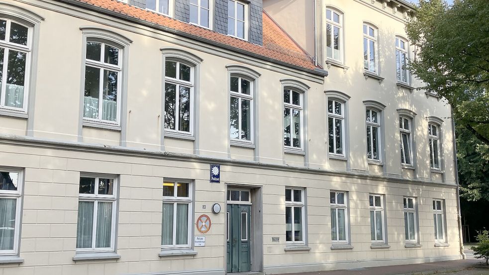 Ein weiteres Gebäude der Polizei am Markt 38. Hier laufen Tag und Nacht Entfeuchter, um den Schimmel in Schach zu halten. Foto: Rebecca Kresse