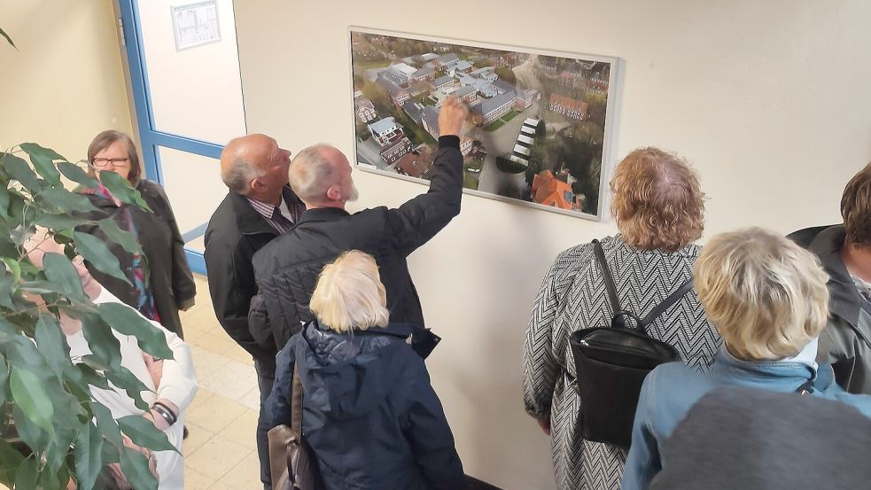 Anhand eines Luftbildes wurde deutlich, wie sich die Schule seit dem Abschlussjahr 1973 verändert hat. Foto: Britta Albers