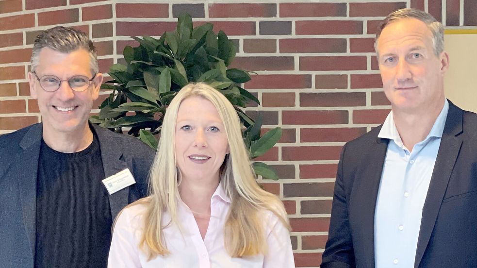 Arbeiten gemeinsam an der Pflege in den Kliniken (von links): Pflegedirektor Oliver Bungenstock, die künftige Stellvertreterin Sonja Abbas und Klinik-Chef Dirk Balster.Foto: Trägergesellschaft
