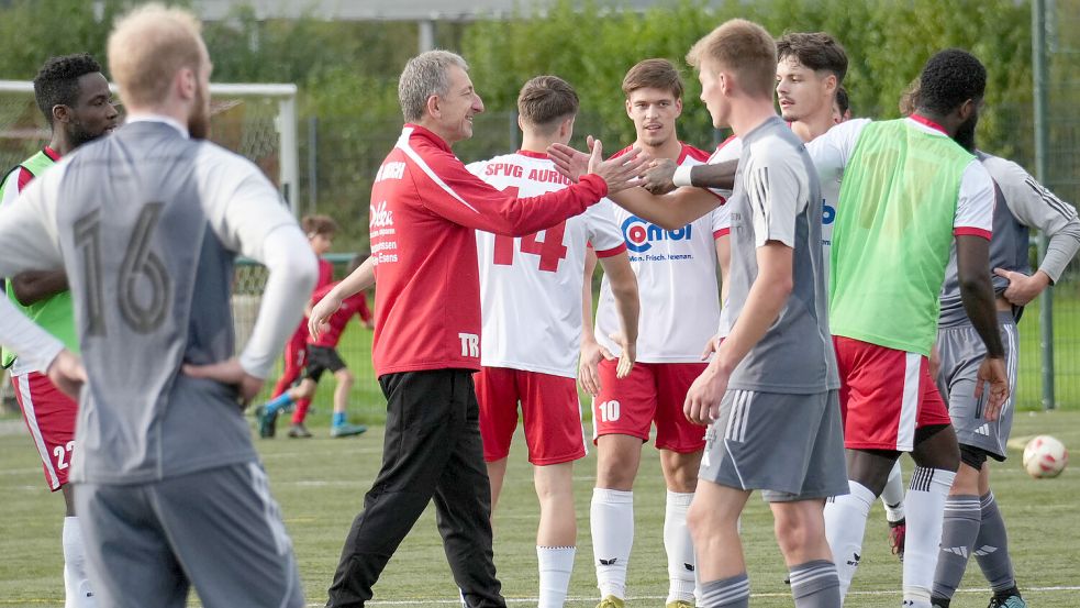 Nach dem Spielende gönnte sich der Auricher Trainer Uwe Fischer eine Platzrunde, um seine Spieler abzuklatschen.