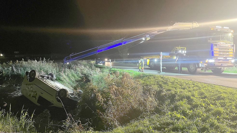 Ein Abschleppunternehmen zog den Wagen aus dem Graben. Foto: Feuerwehr