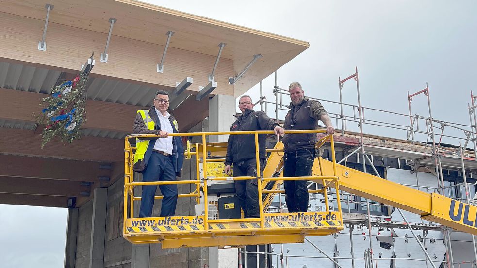 Das Richtfest ist ein Meilenstein beim Bau des neuen Hangars – von links Olaf Weddermann (Inselflieger), Udo Hinrichs und Polier Roman Fischer (beide Tell Bau) feierten diesen Brauch. Foto: Frisia