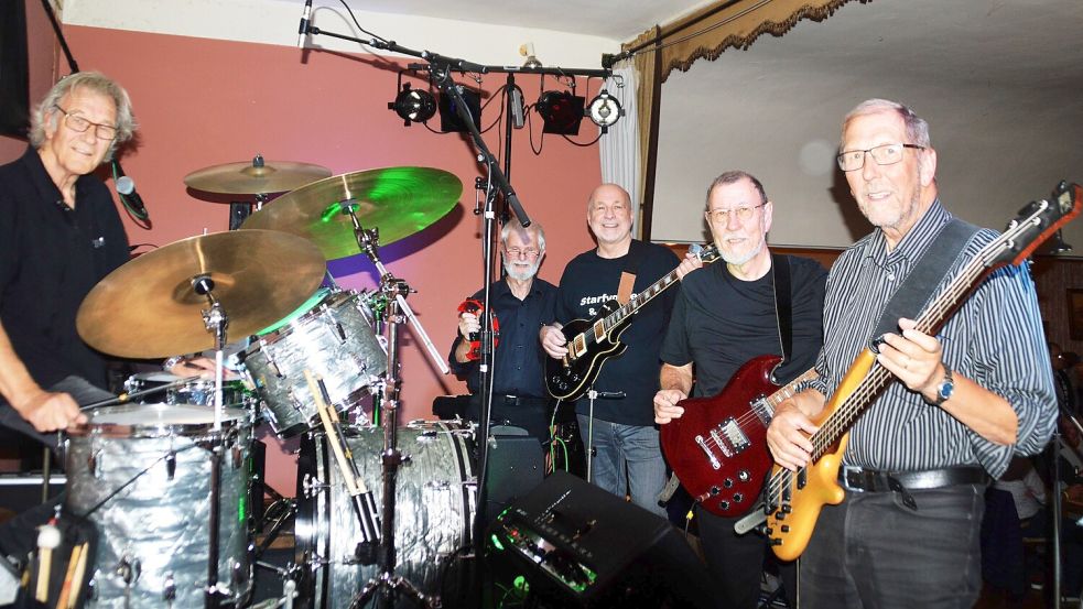 Im „Pfälzerhaus“ in Pfalzdorf ließen sie es krachen: Die Starfyghters mit Ewald Bettinga, Günter Tjards, Willi Hoogestraat, Wolfgang Leidenfrost und ihrem Gast Werner Britz. Foto: Gerd-D. Gauger