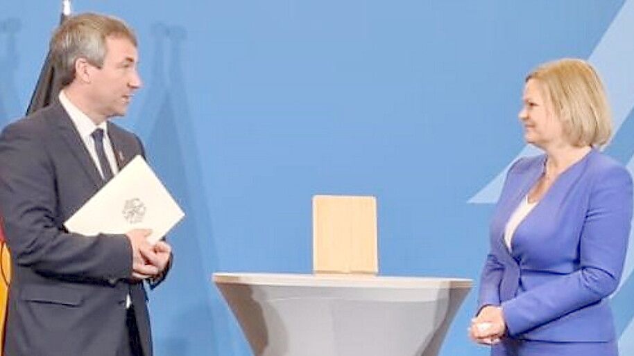 Aus den Händen von Bundesinnenministerin Nancy Faeser erhielt Johann Saathoff am 8. Dezember 2021 die Ernennungsurkunde zum Parlamentarischen Staatssekretär.Foto: privat
