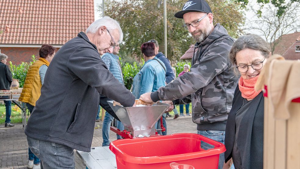 Mitglieder des Heimatvereins kümmern sich seit drei Jahren um den Apfelgarten und darum, dass er im Brookmerland bekannter wird. Foto: Folkert Bents