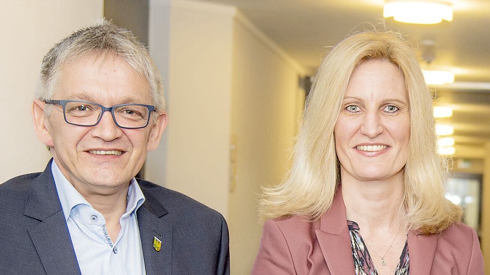 Kreiskämmerin Nicole Hanekamp mit dem Auricher Landrat Olaf Meinen. Foto: Landkreis Aurich