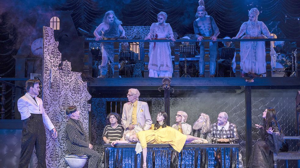 Die „Addams Family“ kommt in die Auricher Stadthalle. Foto: Volker Beinhorn