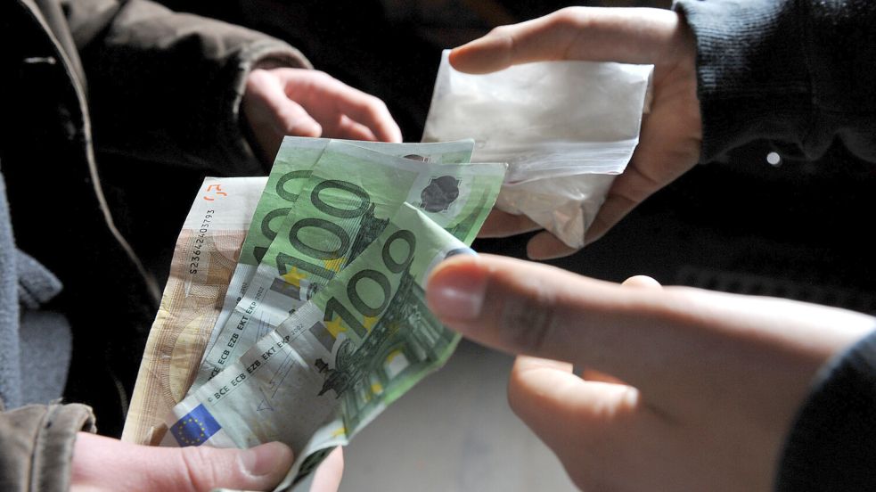 Die nachgestellte Szene zeigt Drogenhändler bei einem Geschäft. Foto: DPA