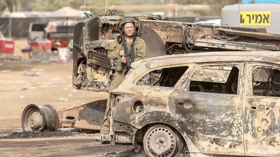 Ein israelischer Soldat steht auf dem Gelände des Musikfestivals Supernova nach dem tödlichen Angriff islamistischer Hamas-Kämpfer vom 07.10.2023, bei dem 260 Menschen starben und mehr als 100 Menschen als Geiseln genommen wurden. Foto: dpa | Ilia Yefimovich