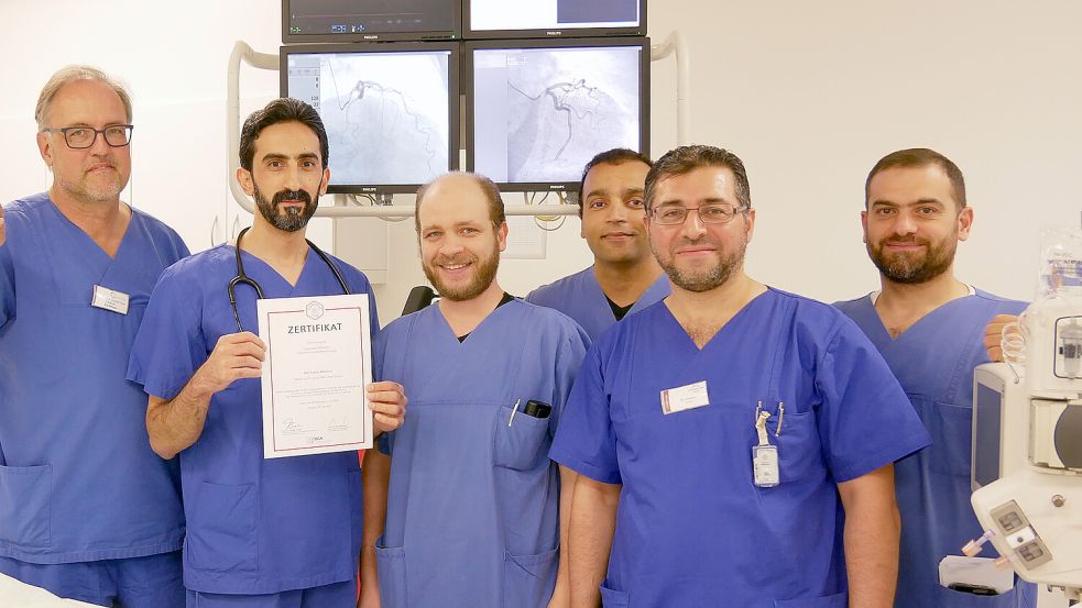 Stolz auf ihre Station (von links): Chefarzt Dr. Torsten Stein, leitender Oberarzt Louay Alhaiany, Facharzt Dr. Mina Attia, Oberarzt Mohamed Khalaf, Oberarzt Mohamad Alzaim und Facharzt M. Hussam Kattan. Es fehlen: Oberärztin Elona Pellumbi und Oberarzt Mina Shehata. Foto: privat