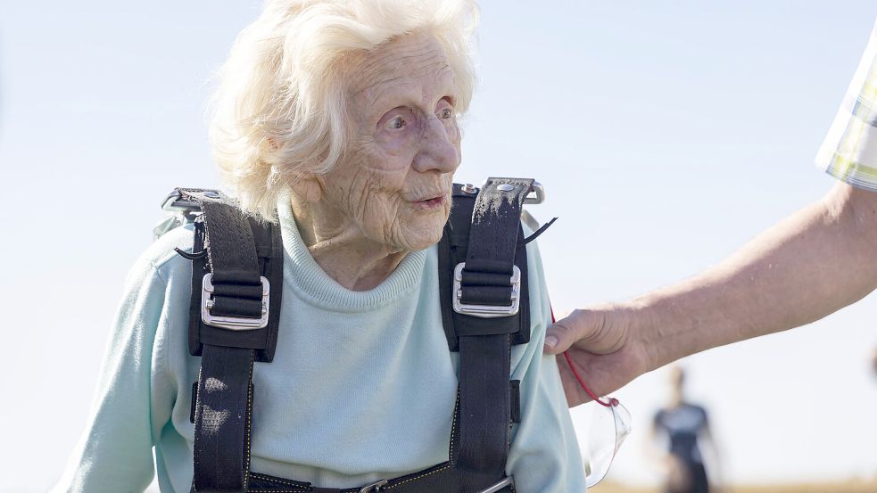 Dorothy Hoffner wagte mit 104 Jahren einen Tandem-Fallschirmsprung und stellte damit einen neuen Weltrekord auf. Foto: imago images/ZUMA Wire