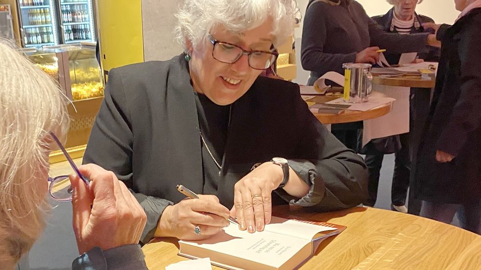 Shole Pakravan signiert ihr Buch „Wie man ein Schmetterling wird“. Foto: Lasse Paulsen