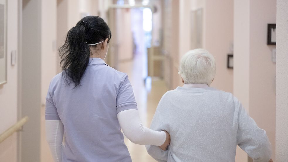 In der Pflege fehlen Arbeitskräfte, können Asylbewerber diese Lücke füllen? Foto: Sebastian Gollnow