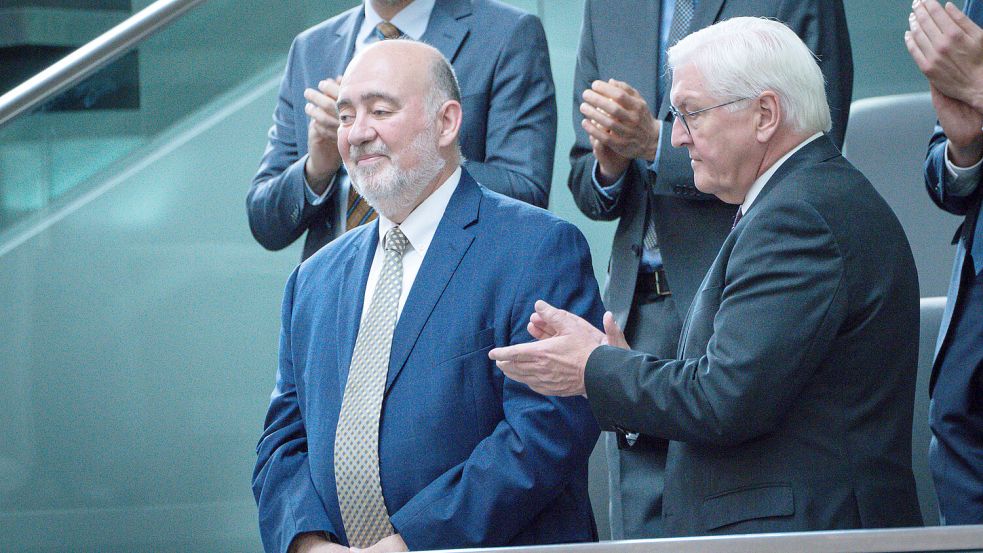Zeichen der Solidarität: Der israelische Botschafter Ron Prosor (links) mit Bundespräsident Frank-Walter Steinmeier im Bundestag. Foto: Imago