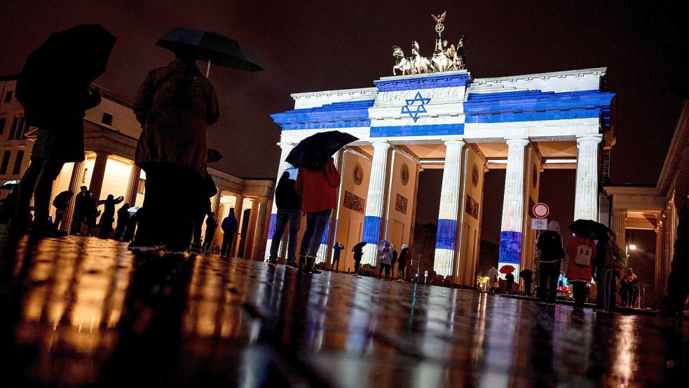 Mit israelischer Flagge angestrahlt: das Brandenburger Tor in Berlin. Nach den Terrorangriffen der Hamas, steht Deutschland fest an der Seite Israels. Foto: dpa