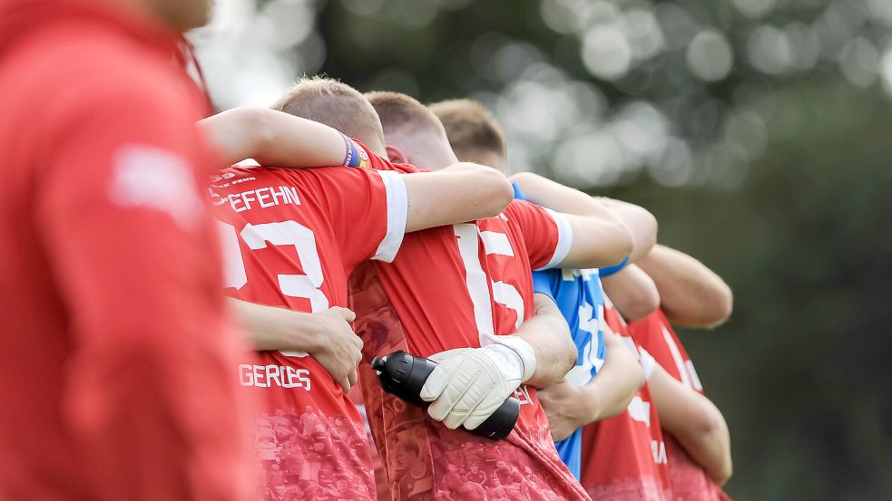 Im Topspiel der Bezirksliga zwischen SV Großefehn und Tabellenführer Germania Leer setzt SVG-Trainer Bi Le Tran auf sein eingespieltes Team. Der Gegner ist seit Saisonbeginn in der Liga noch ungeschlagen. Eine anspruchsvolle Aufgabe für die Gastgeber. Foto: Stephan Friedrichs