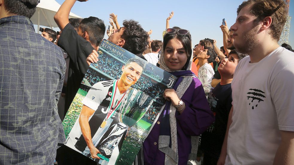 Bei einem Auswärtsspiel seines Teams im Iran versammelte sich viele Fans von Cristiano Ronaldo vor dem Teamhotel. Foto: imago-images/ZUMA Press Wire