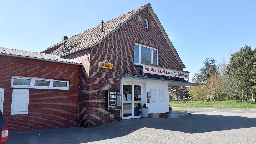 Durch die Verkäufe im sozialen Kaufhaus kommt Geld für die Arbeit des Vereins und der Spieskamer zusammen: Die Minijobber, die Miete und die Nebenkosten und die Kosten für die Fahrzeuge werden so getragen. Foto: Thomas Dirks