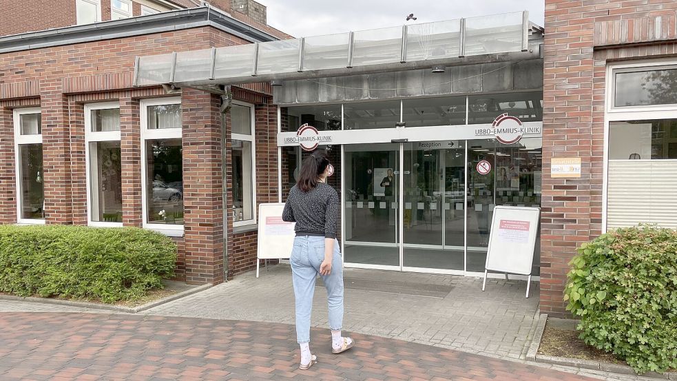 Der Eingang zur Ubbo-Emmius-Klinik in Norden, die zum „Regionalen Gesundheitszentrum“ herabgestuft wurde. Foto: Rebecca Kresse